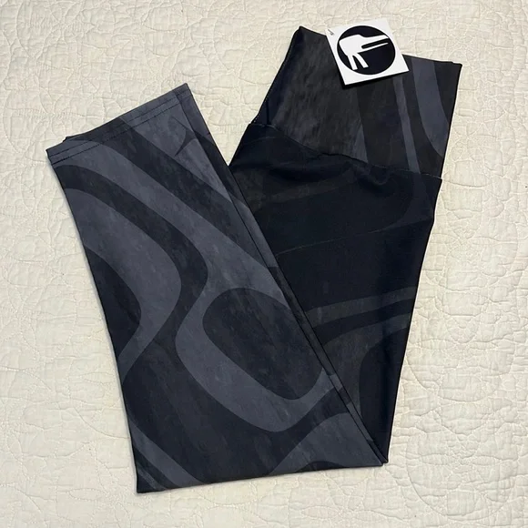 Trickster Company Black Bear Capri Leggings. Size Medium. NWT! - Picture 1 of 9